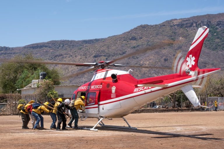 Relámpagos apoyó para abatir incendio forestal en #Tlatlaya con traslado aéreo de brigadistas