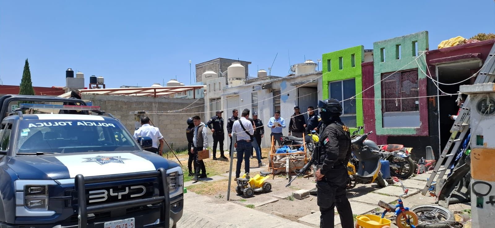 Operativo en Paseos de San Martín Toltepec, #Toluca; aseguran motos robadas y enervantes