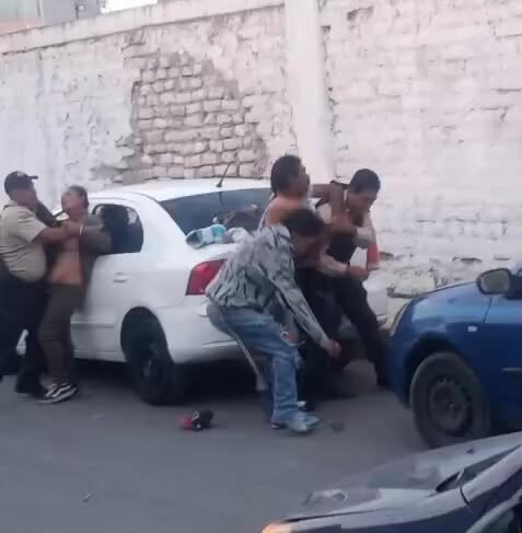 Graban salvaje golpiza a policías de Guardia Civil en #Tecámac