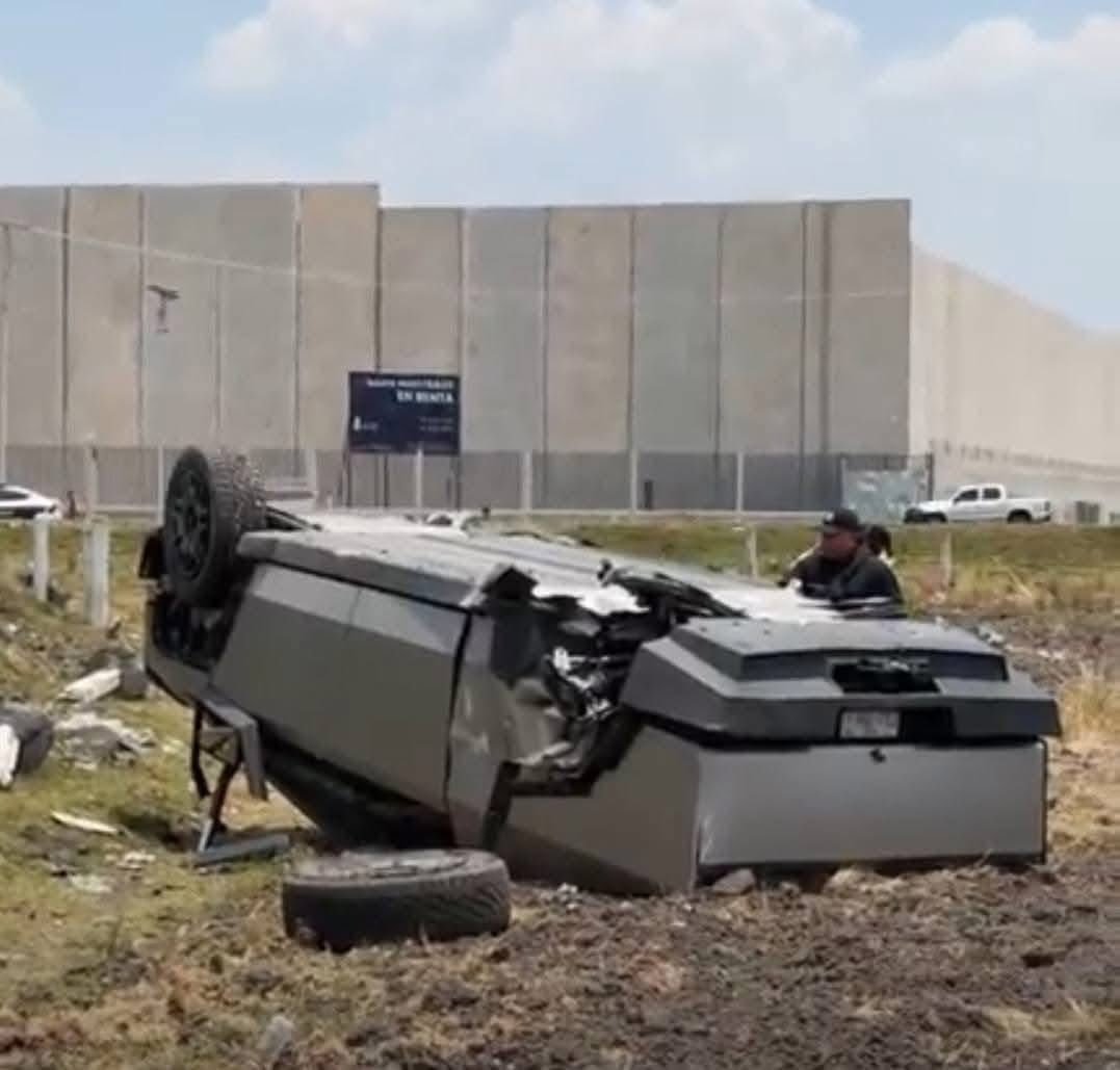 Una adolescente destroza una Cybertruck Tesla en #Toluca