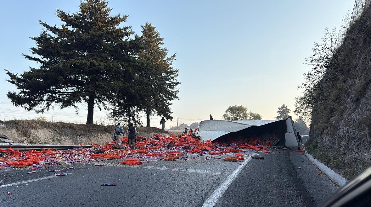 Restablecen circulación en la Toluca-Atlacomulco tras fuerte accidente de tráiler