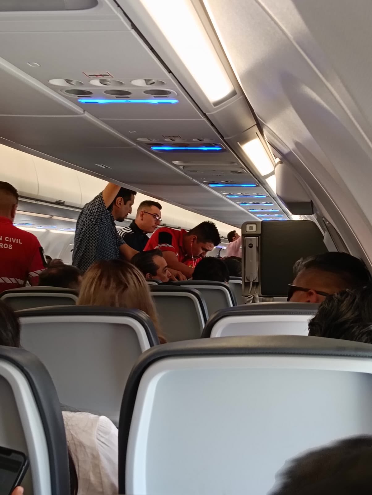Paramédicos de #Toluca que viajaban a capacitación, atienden emergencia en avión en Chiapas