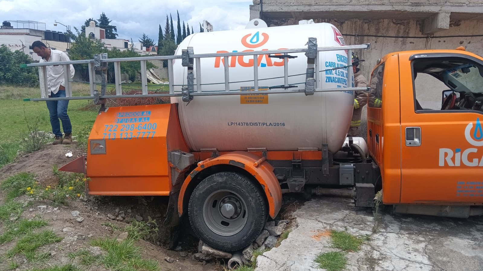 Pipa de gas se accidenta en zona habitacional de Casa Blanca, #Metepec