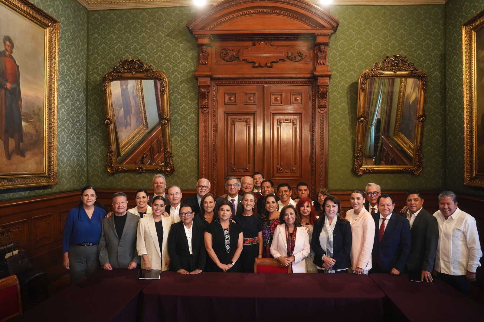 Reunión de gobernadores en Palacio Nacional para evaluar avances del programa IMSS-Bienestar