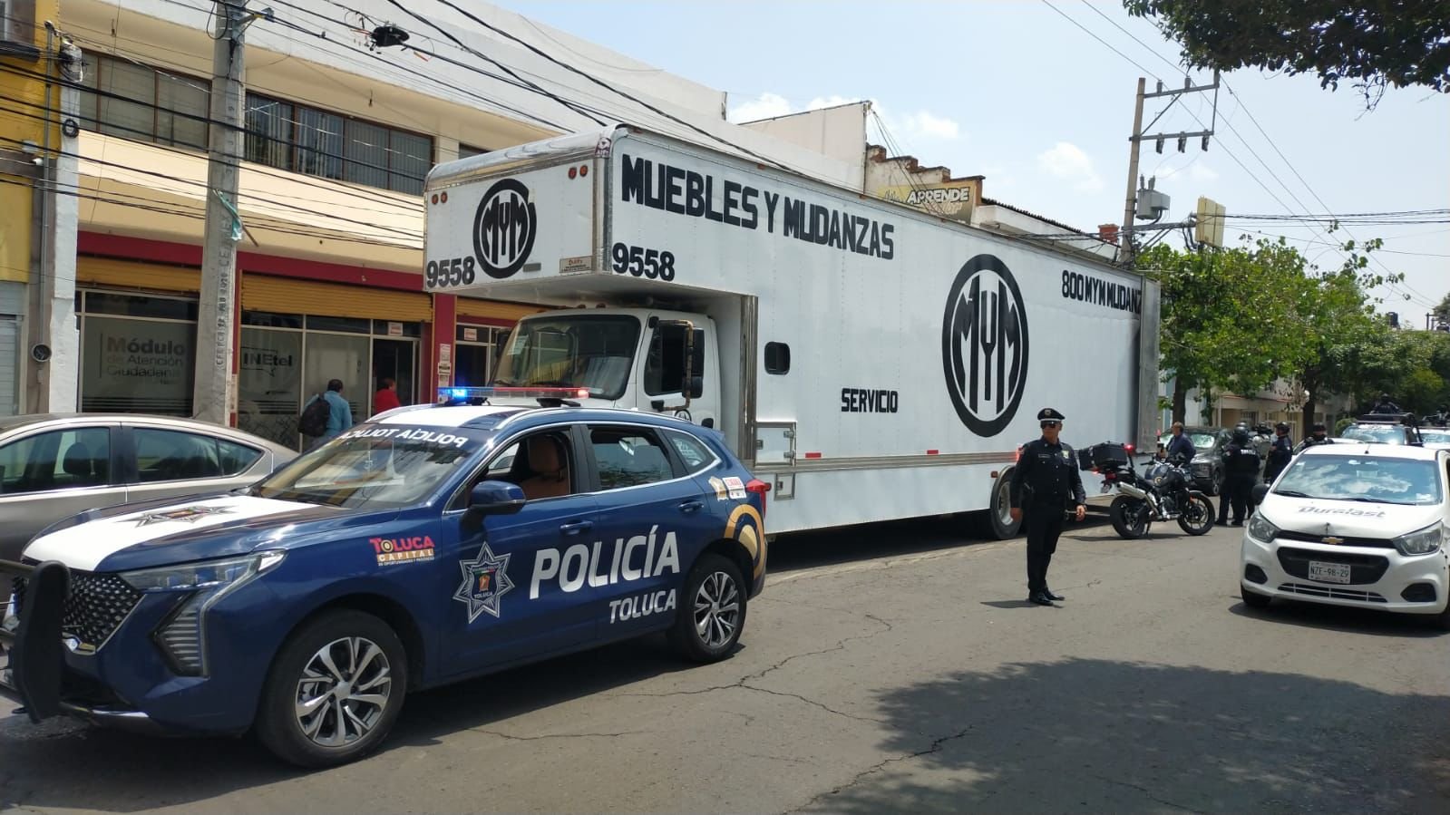 Policía de #Toluca despliega operativo para resguardar instalaciones del INE