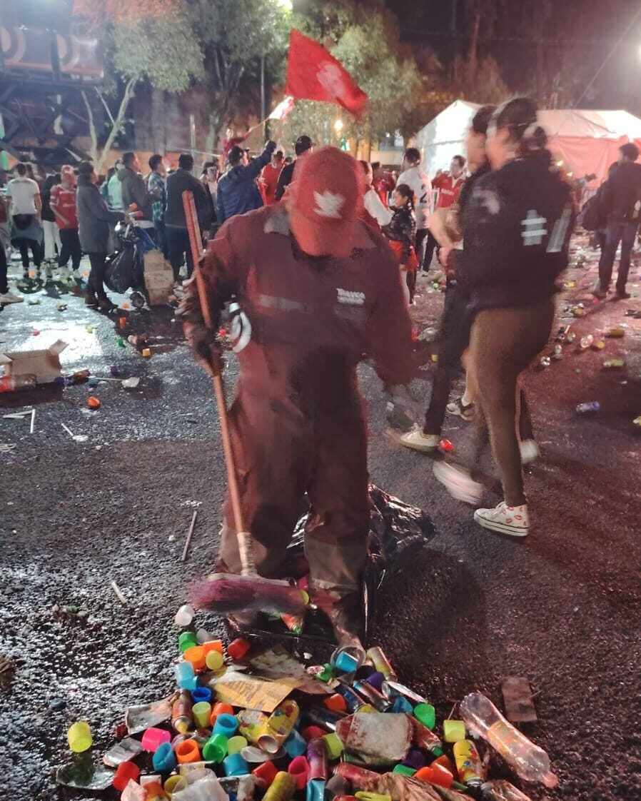 Levantan más de 30 toneladas de basura tras festejos del Toluca