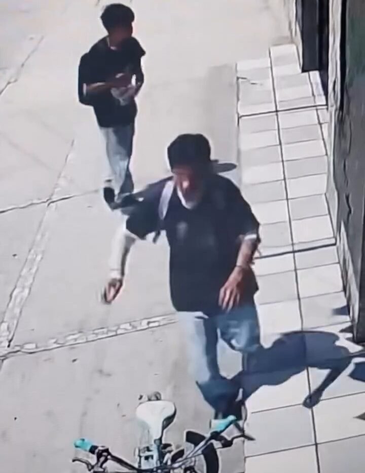 OJO: Se roban bicicleta en #Toluca, piden ayuda para identificar a los responsables. Video