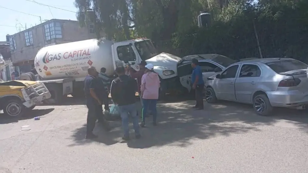 Heridos graves tras accidente de pipa de gas sin frenos en Los Reyes La Paz
