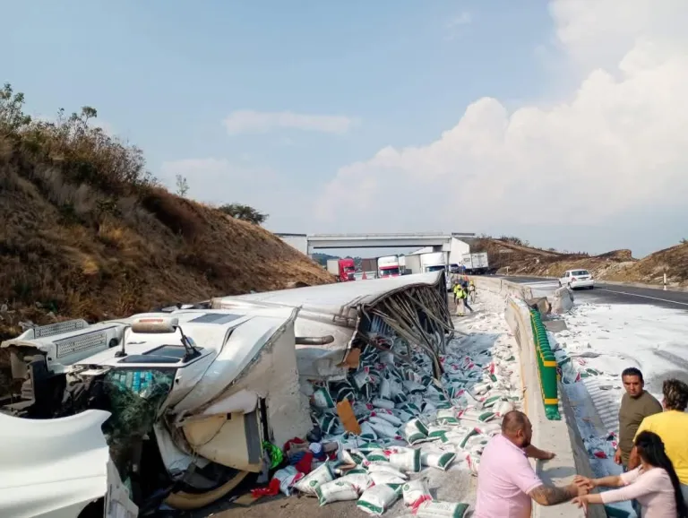 Vuelca autobús con sulfamidas en la México-Cuautla; cierran carretera