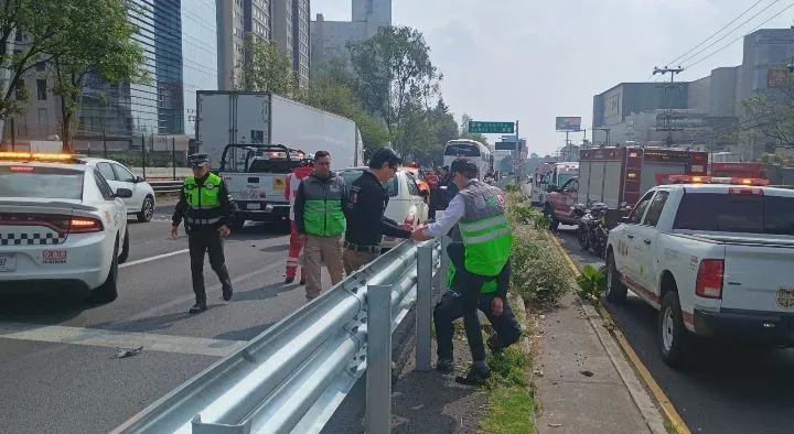 Carambola en la México-Toluca; varios vehículos involucrados, incluido autobús con estudiantes de Zinacantepec