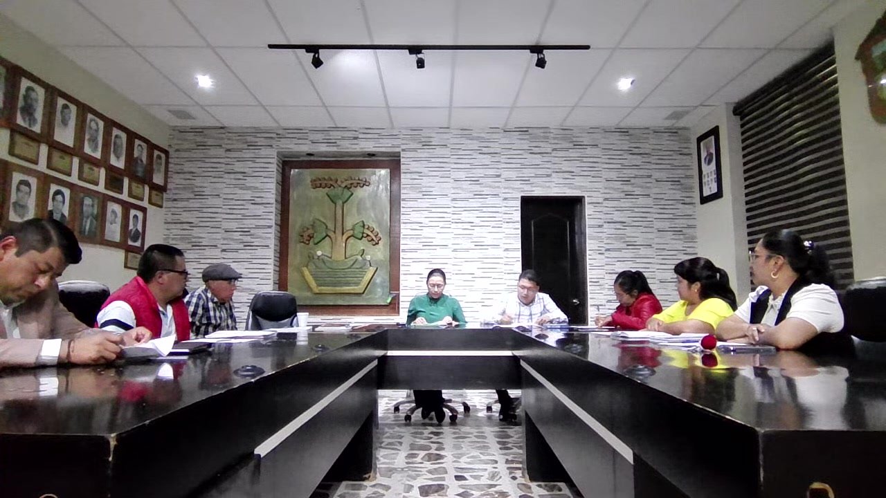 Falso que haya sido reinstalada la alcaldesa de #Capulhuac; lo intentó, pero cabildo la rechazó