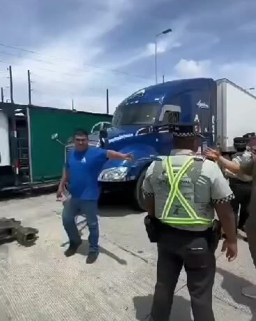 Trailero herido frustra asalto en Puebla, pero Guardia Nacional intenta multarlo. Video