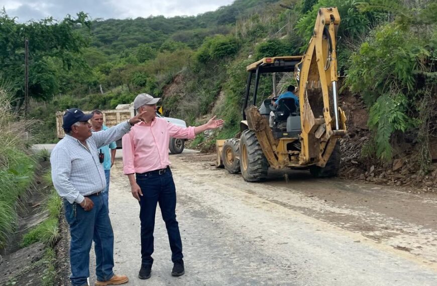 Despejan caminos en #Tejupilco tras deslaves recientes