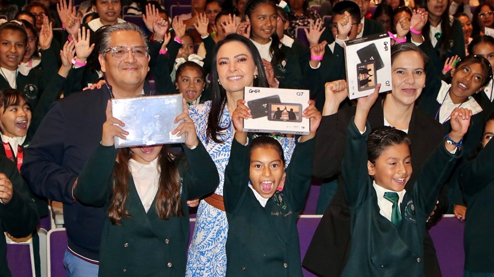DIF #Metepec entrega tabletas en escuela Miguel Hidalgo