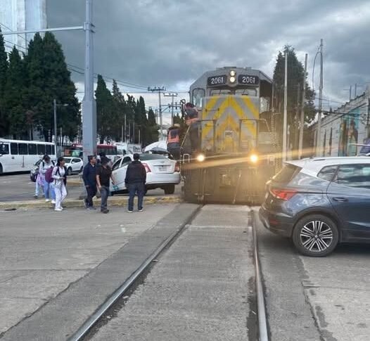 Choca tren con vehículo en cruce de Tollocan y Tecnológico