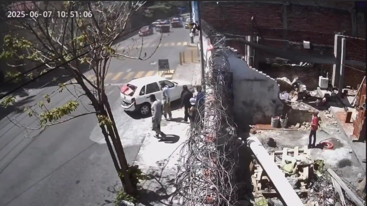 Intenta escapar de un accidente de tránsito, y termina provocando otro mucho peor. Video