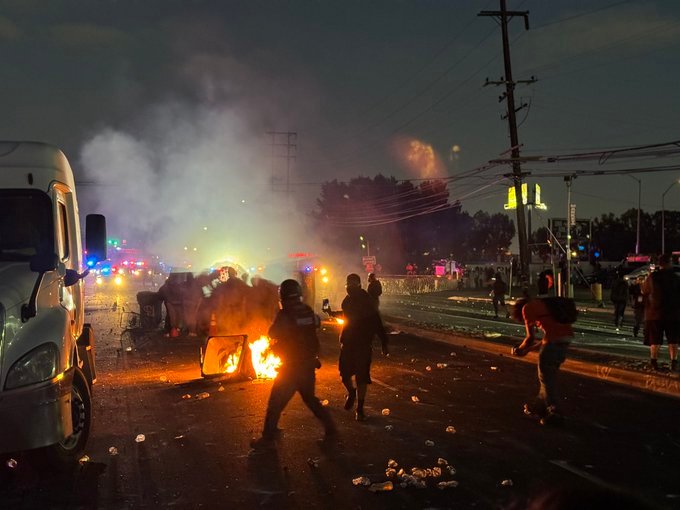Secretaria de Seguridad de EEUU acusa a Sheinbaum de alentar protestas de migrantes