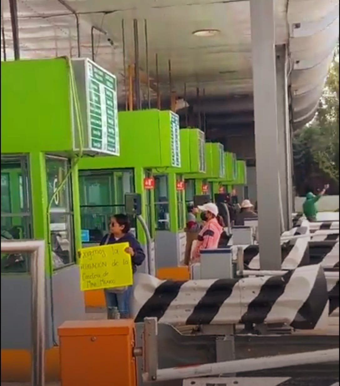Habitantes de Mina México dan paso libre en caseta de la Toluca-Atlacomulco, en protesta por mal estado de vialidad