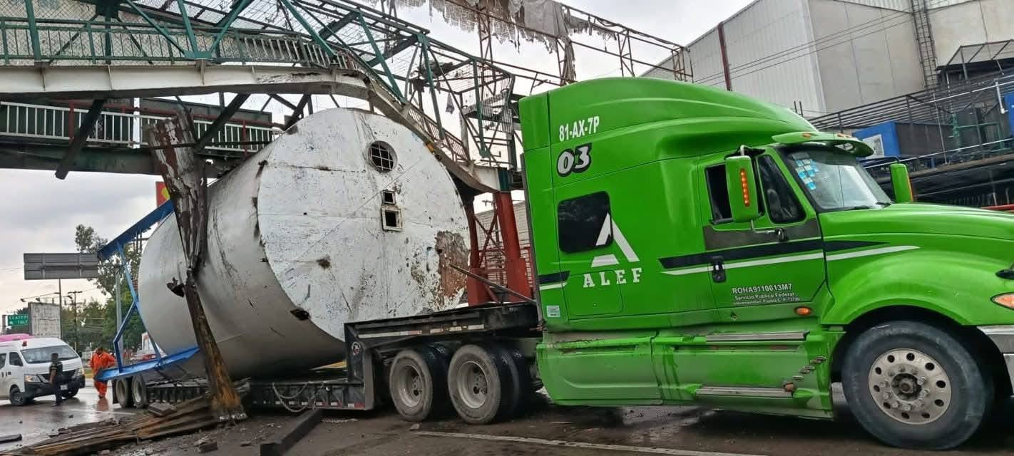 Tráiler no calcula su carga y derriba puente peatonal en #Tultitlán