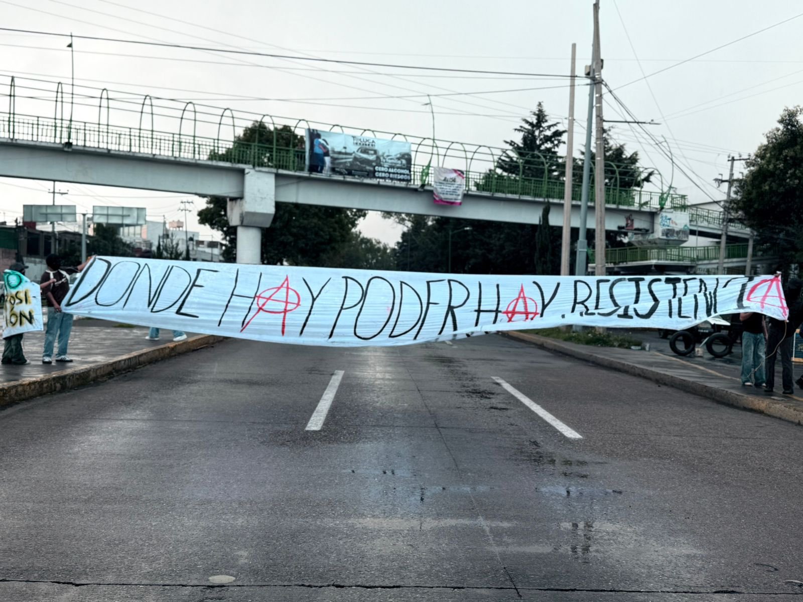 OJO: Estudiantes en paro de la UAEMéx bloquean Paseo Tollocan en ambos sentidos
