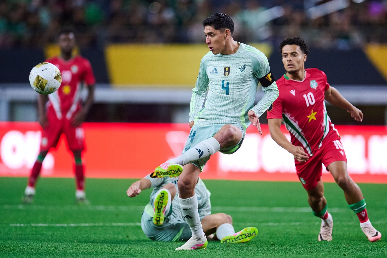 México vence a Surinam en Copa Oro, pero vuelve a sufrir. Video