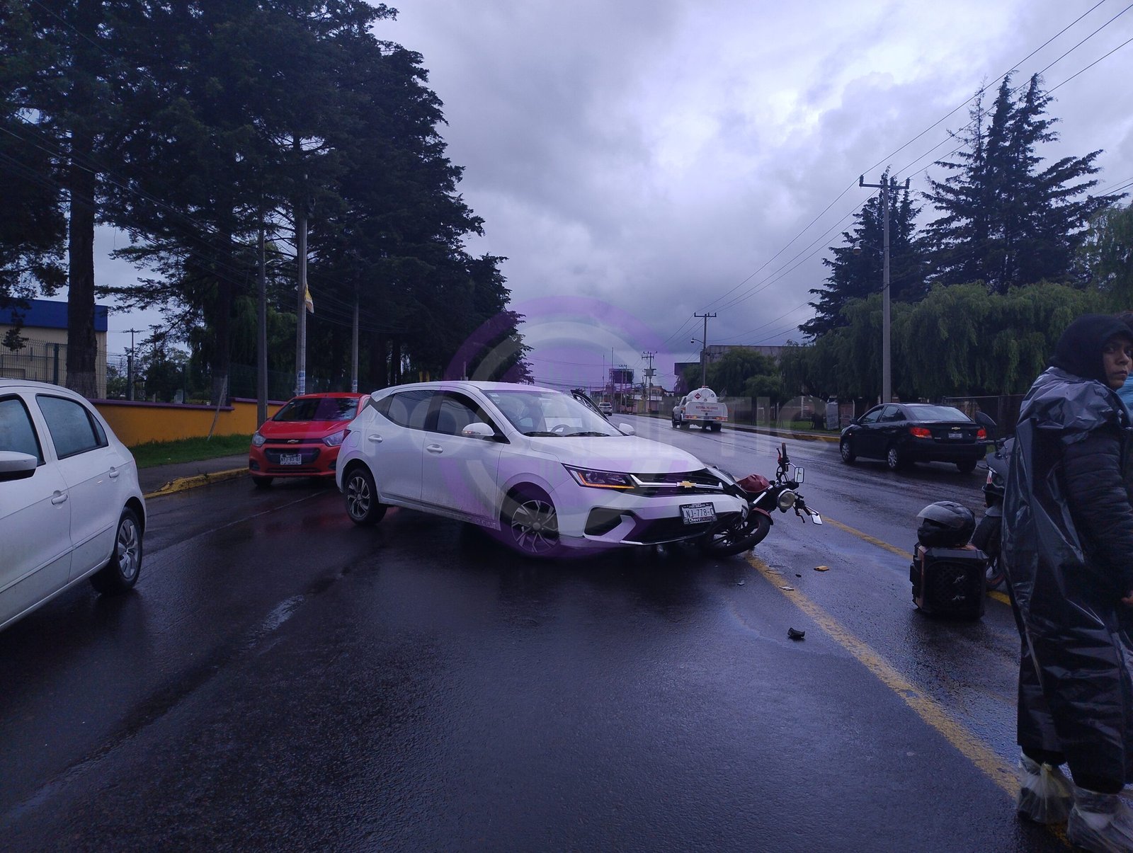 OJO: Accidente entre vehículos y moto de repartidor en #Zinacantepec; rumbo a Almoloya de Juárez