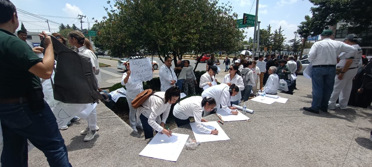Manifestación contra el paro en Facultad de Medicina de la UAEMéx; Director propone reanudar actividades bajo protesta