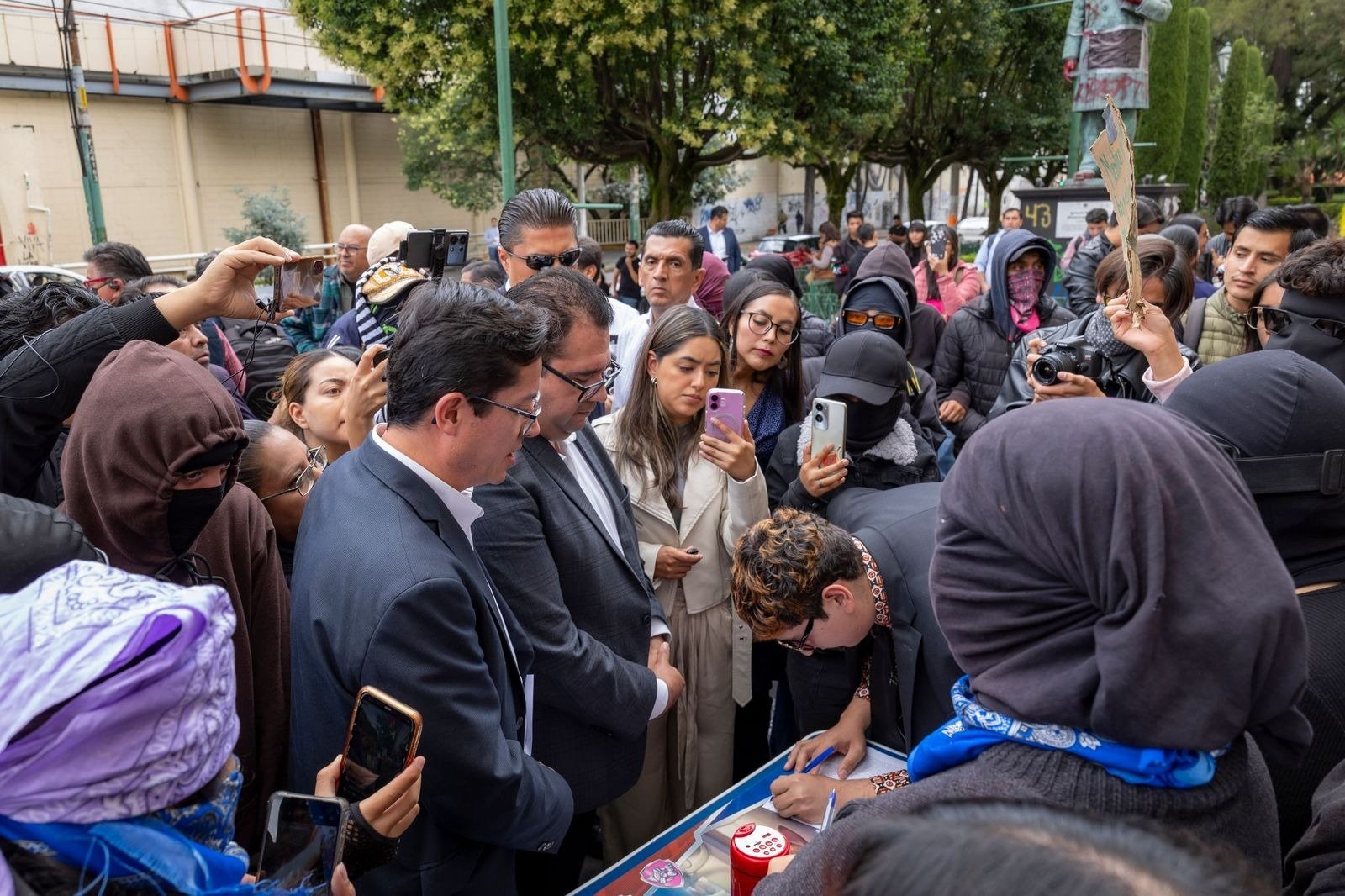 Enjambre Estudiantil Unificado UAEMéx y autoridades acuerdan mesa de trabajo para el diálogo
