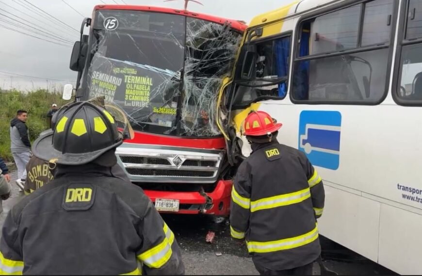 Dos autobuses chocan de frente en #Toluca; 20 lesionados