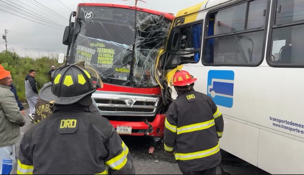 Dos autobuses chocan de frente en #Toluca; 20 lesionados