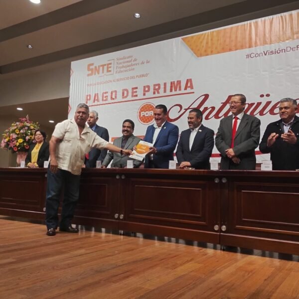 Entrega la Sección 17 del SNTE pago de prima por antigüedad