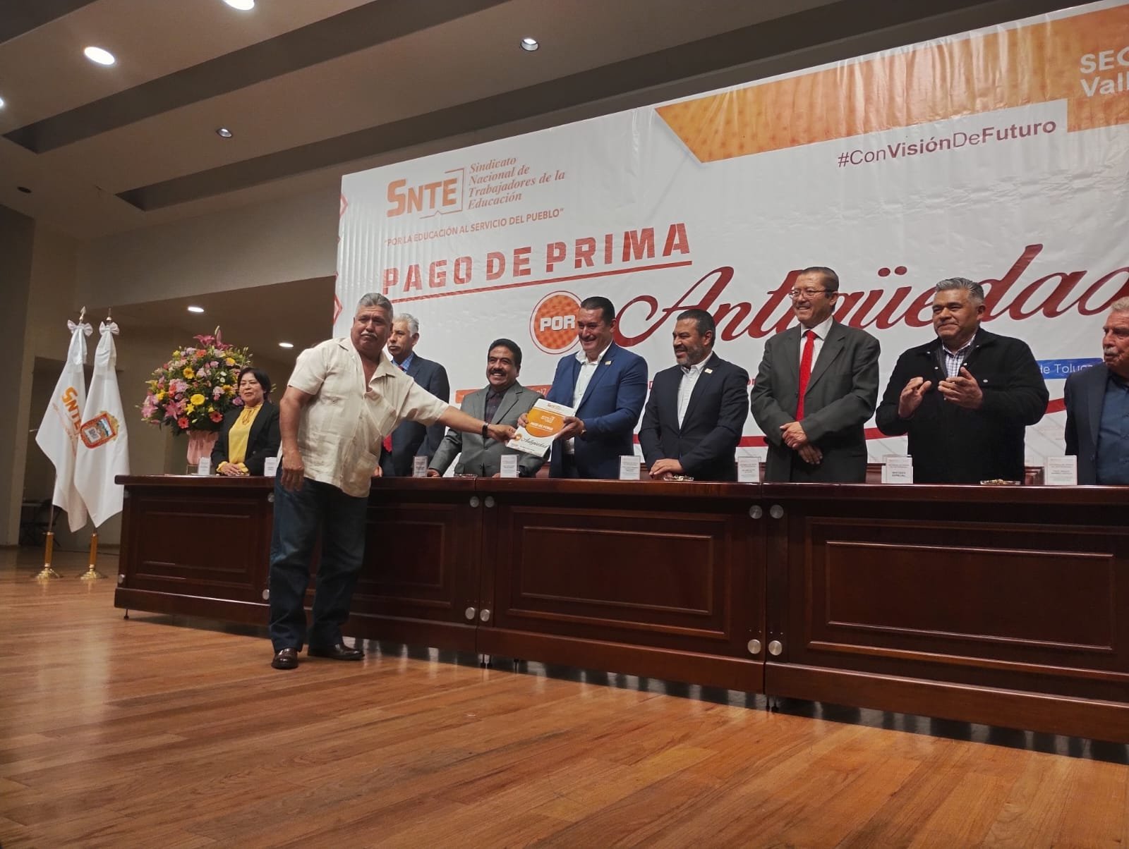 Entrega la Sección 17 del SNTE pago de prima por antigüedad