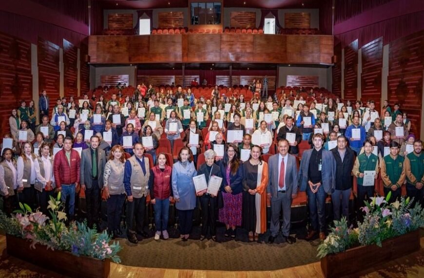 Estudiantes de la UAEMéx transforman vidas: 74 adultos certificados en alfabetización y educación básica