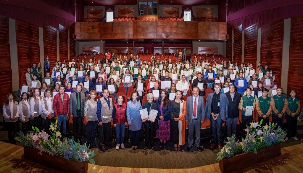 Estudiantes de la UAEMéx transforman vidas: 74 adultos certificados en alfabetización y educación básica