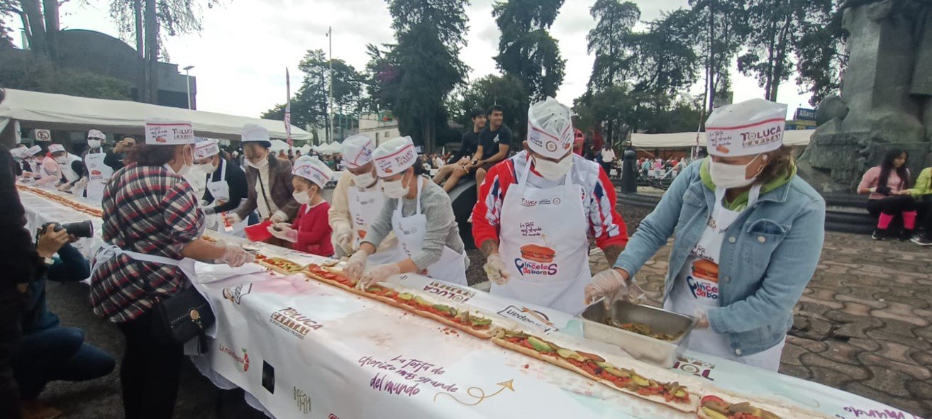 #Toluca hace la Torta de Chorizo más Grande del Mundo