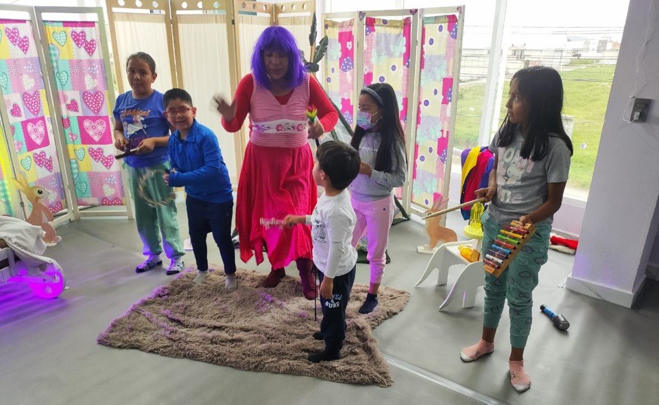 «Cuentos Viajeros» llenó de magia y risas Villa Santín en el Día de la Familia