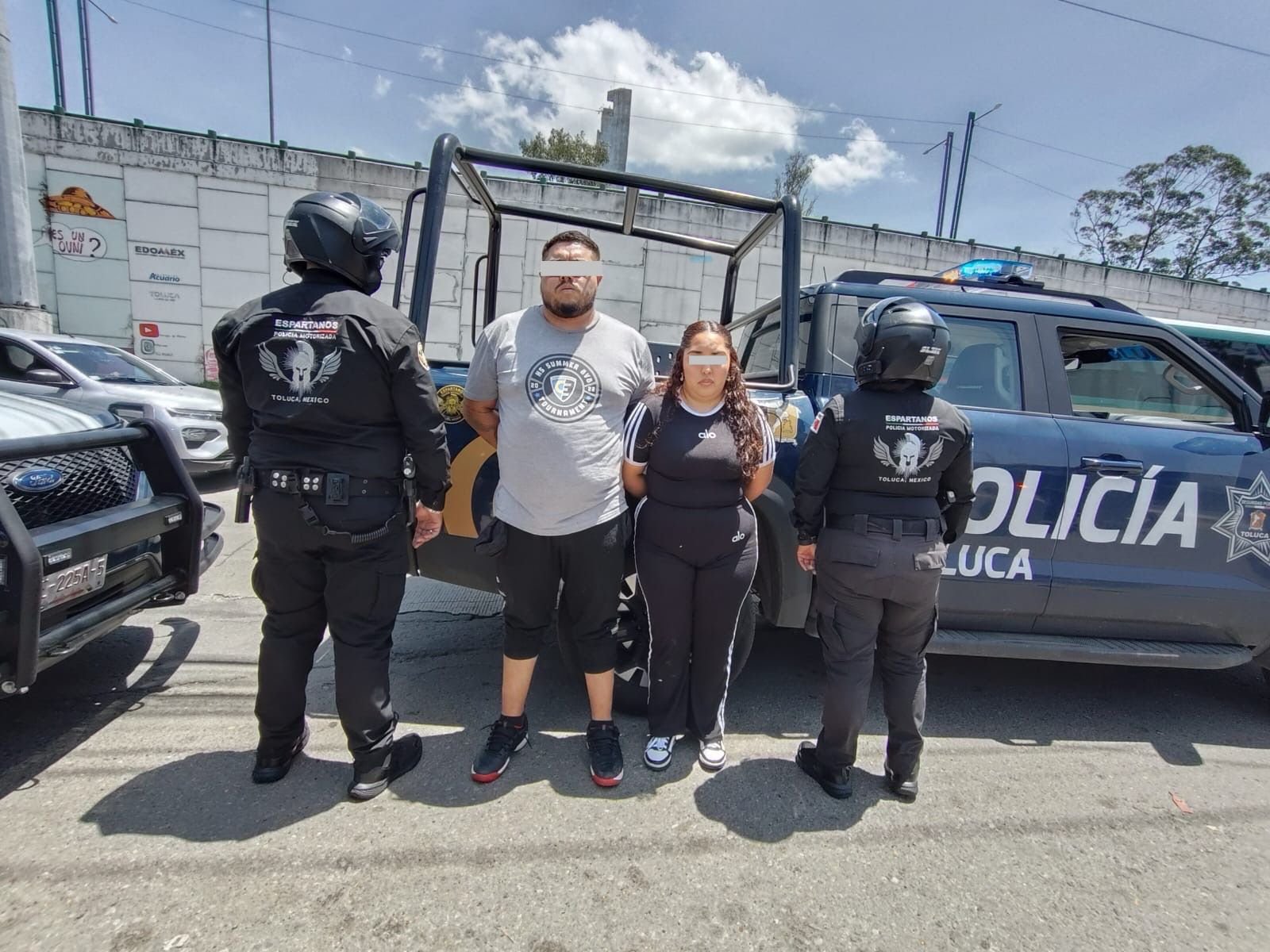 Detienen en #Toluca a pareja que viajaba en vehículo investigado por homicidio
