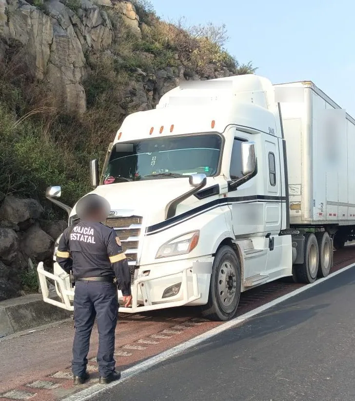Recuperan tráiler robado con paquetería en el Arco Norte