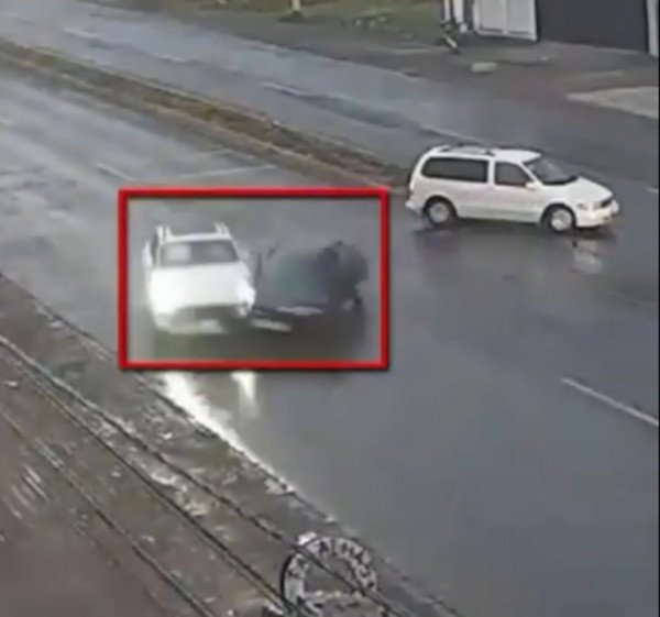 Cámaras del C5 registran fuerte accidente en #Zinacantepec. Video