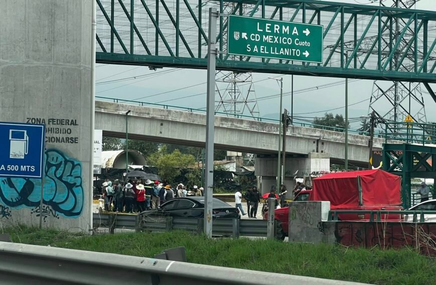 Bloqueo en la México-Toluca por manifestantes de San Pedro Cholula