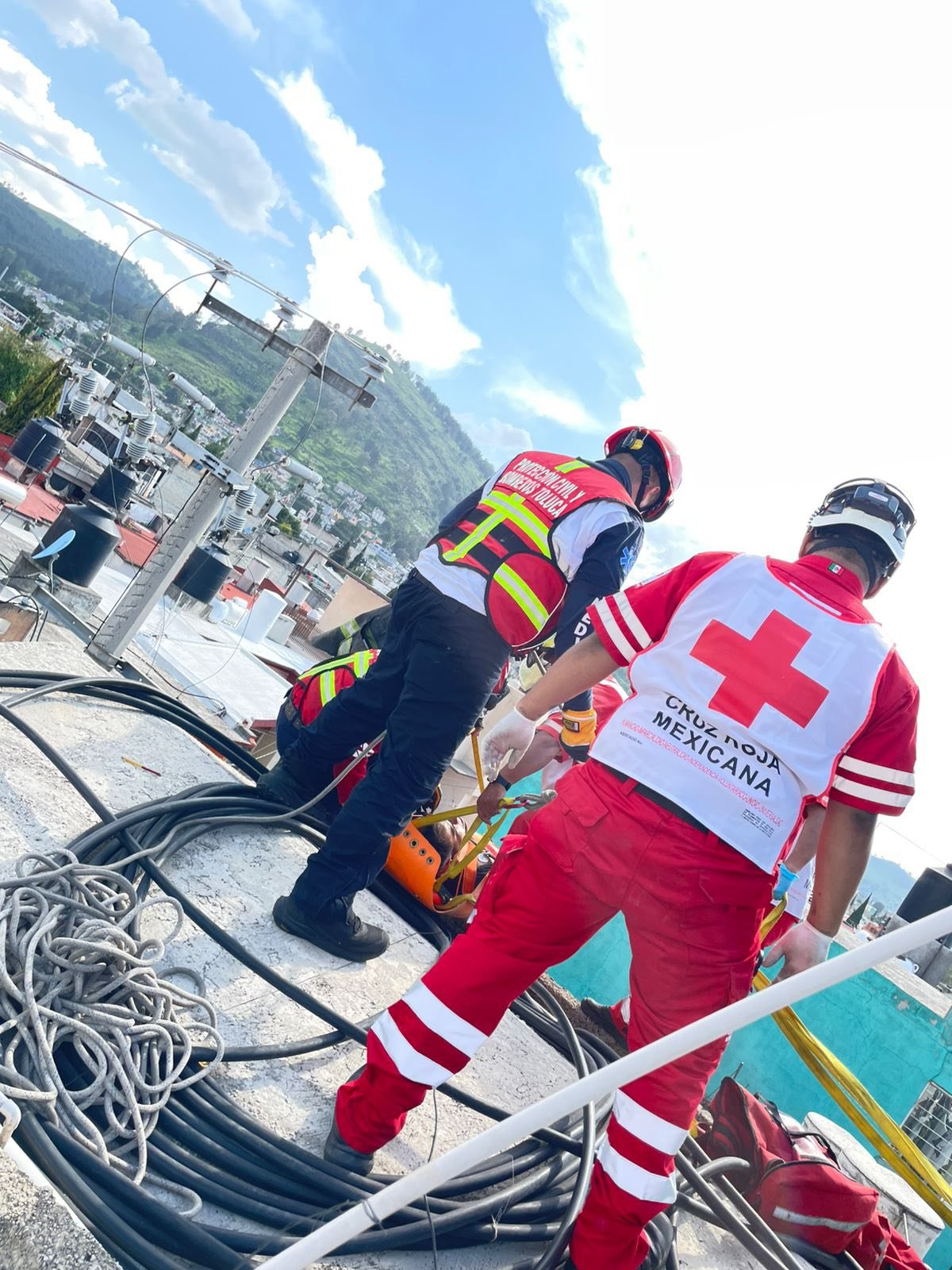 Bomberos y Cruz Roja rescatan a hombre que se electrocutó en #Toluca