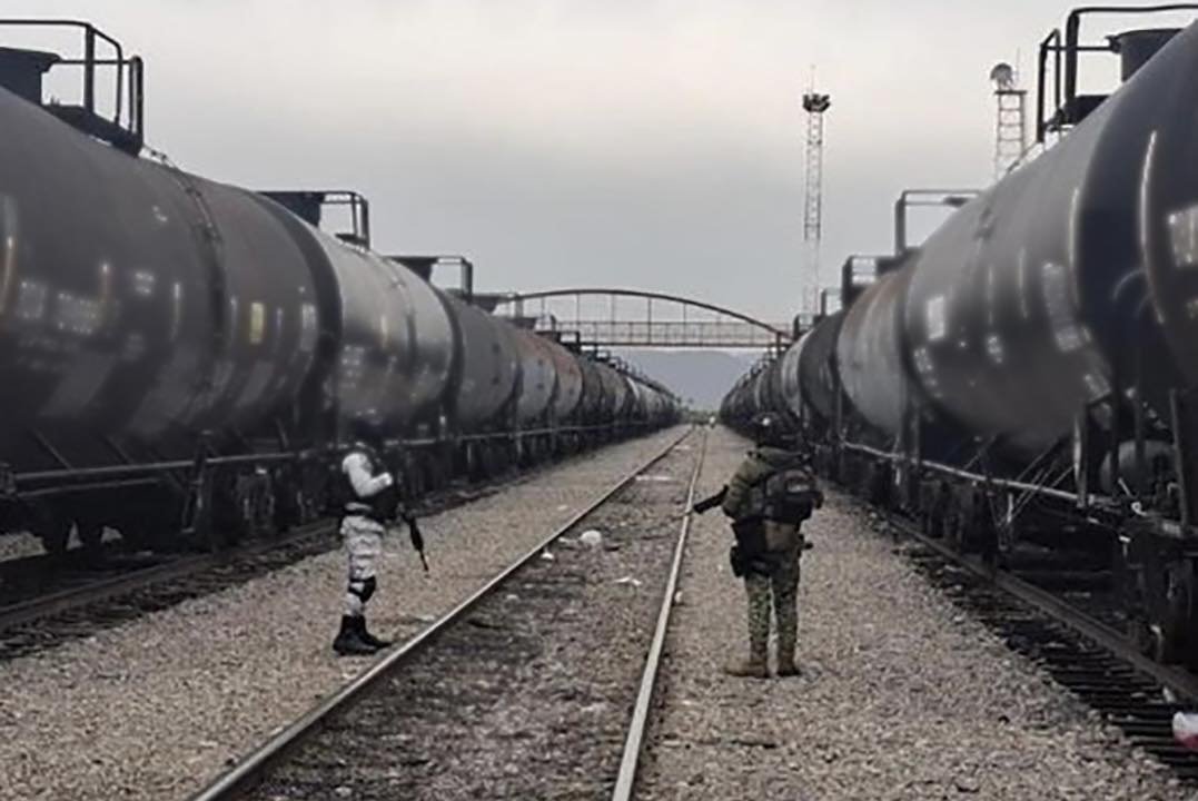 Histórico megadecomiso de 15 millones de litros de huachicol; los trasladaban en tren