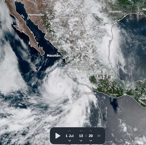 Flossie se intensifica a huracán categoría 2; provocará lluvias intensas en varios estados