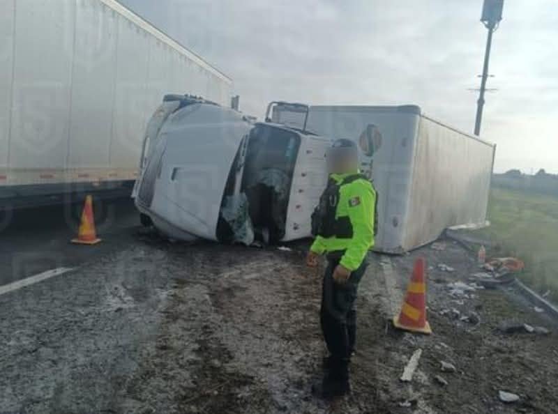 Volcadura de tráiler provoca tránsito lento en el Libramiento Bicentenario, #Toluca