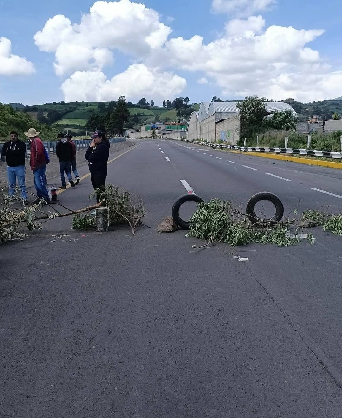 Se restablece la circulación en la Tenango-Ixtapan de la Sal tras bloqueo