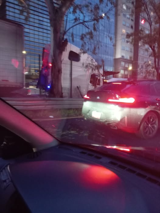 Tráiler sin frenos provoca accidente y caos en la autopista México-Toluca
