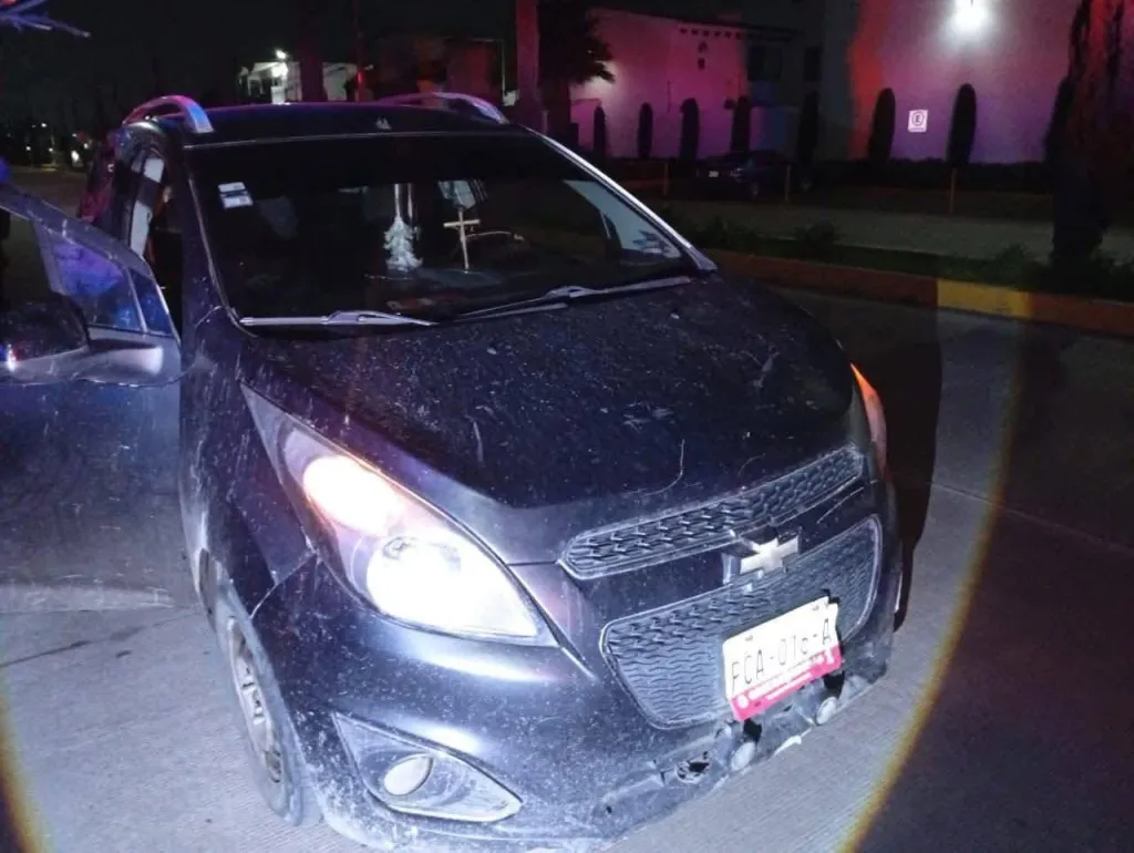 Detienen en #Toluca a dos hombres que circulaban en auto con reporte de robo