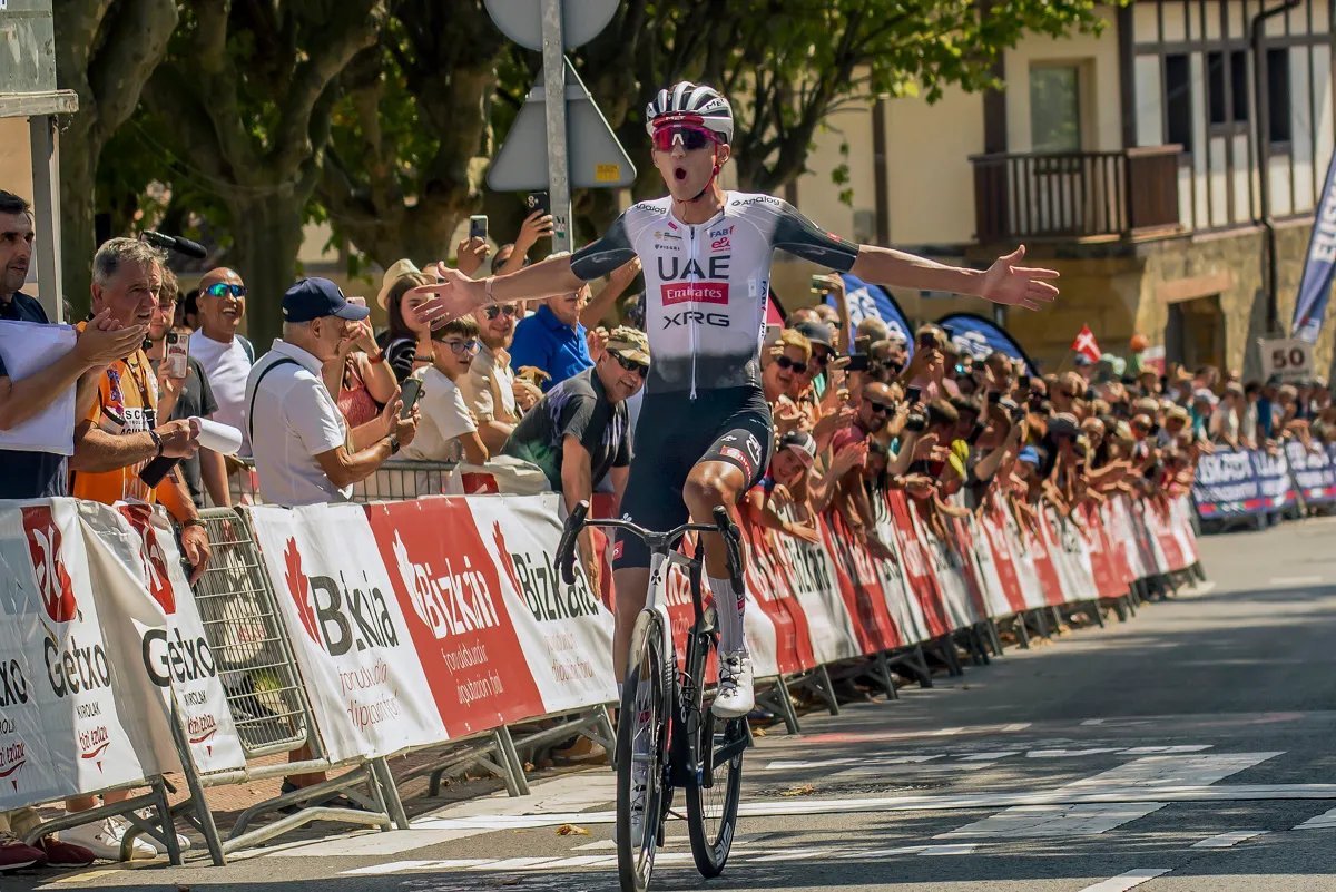 Joven mexicano Isaac del Toro se lleva la victoria en el Circuito de Getxo