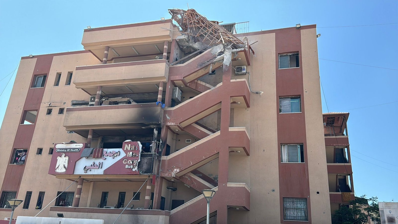 Decenas de víctimas tras bombardeo de Israel contra hospital en Gaza; cinco periodistas más asesinados