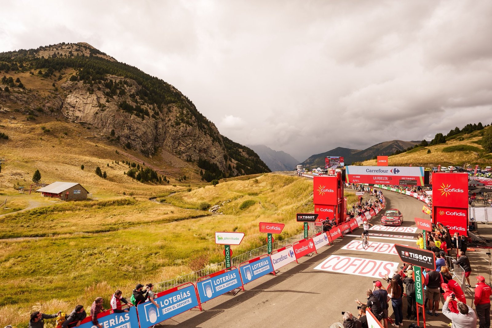 Juan Ayuso logra su revancha en la Vuelta a España; Træen conserva liderato tras exigente etapa de montaña